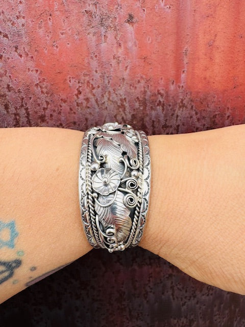 1 Inch Silver Poppy Detailed Cuff - Image 2