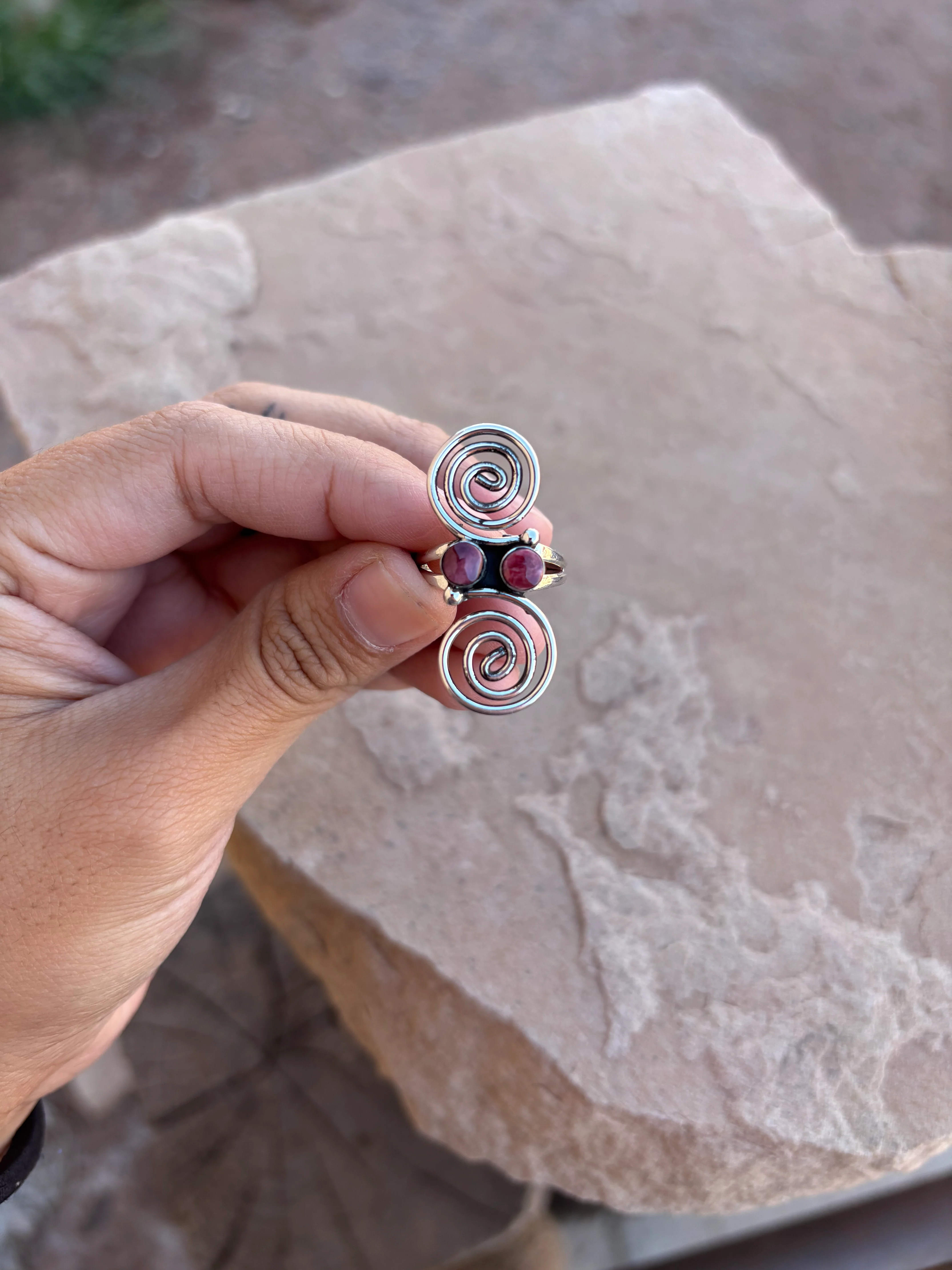 Double swirl ring